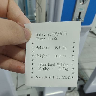 Medische stalen weegschaal voor het meten van lengte en gewicht in een winkelcentrum met munten