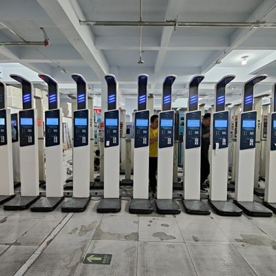 Digitale lichaamsgewichtsschaal met munt met hoogtemeting en staalconstructie