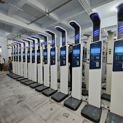 Digitale lichaamsgewichtsschaal met munt met hoogtemeting en staalconstructie