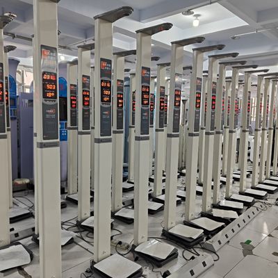 Meesmachine voor het meten van de lengte en het gewicht van de artsen 33*46*230 cm met LED/LCD-scherm